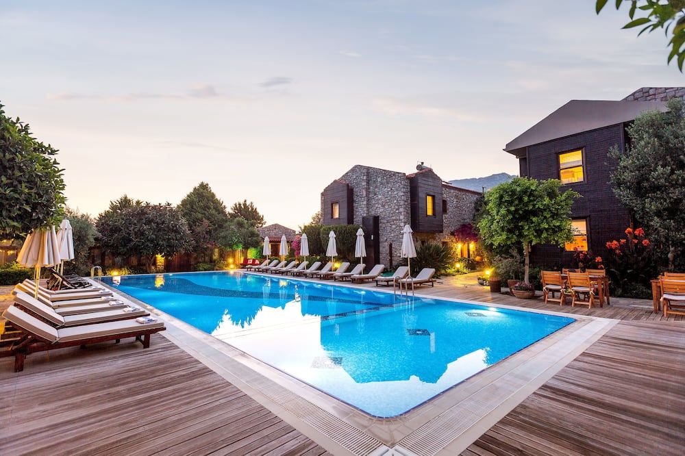 حوض السباحة