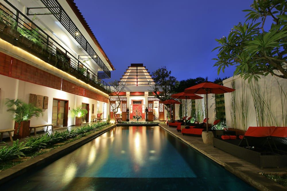 حوض السباحة