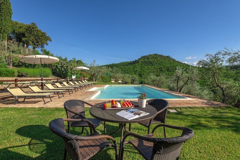 حوض السباحة