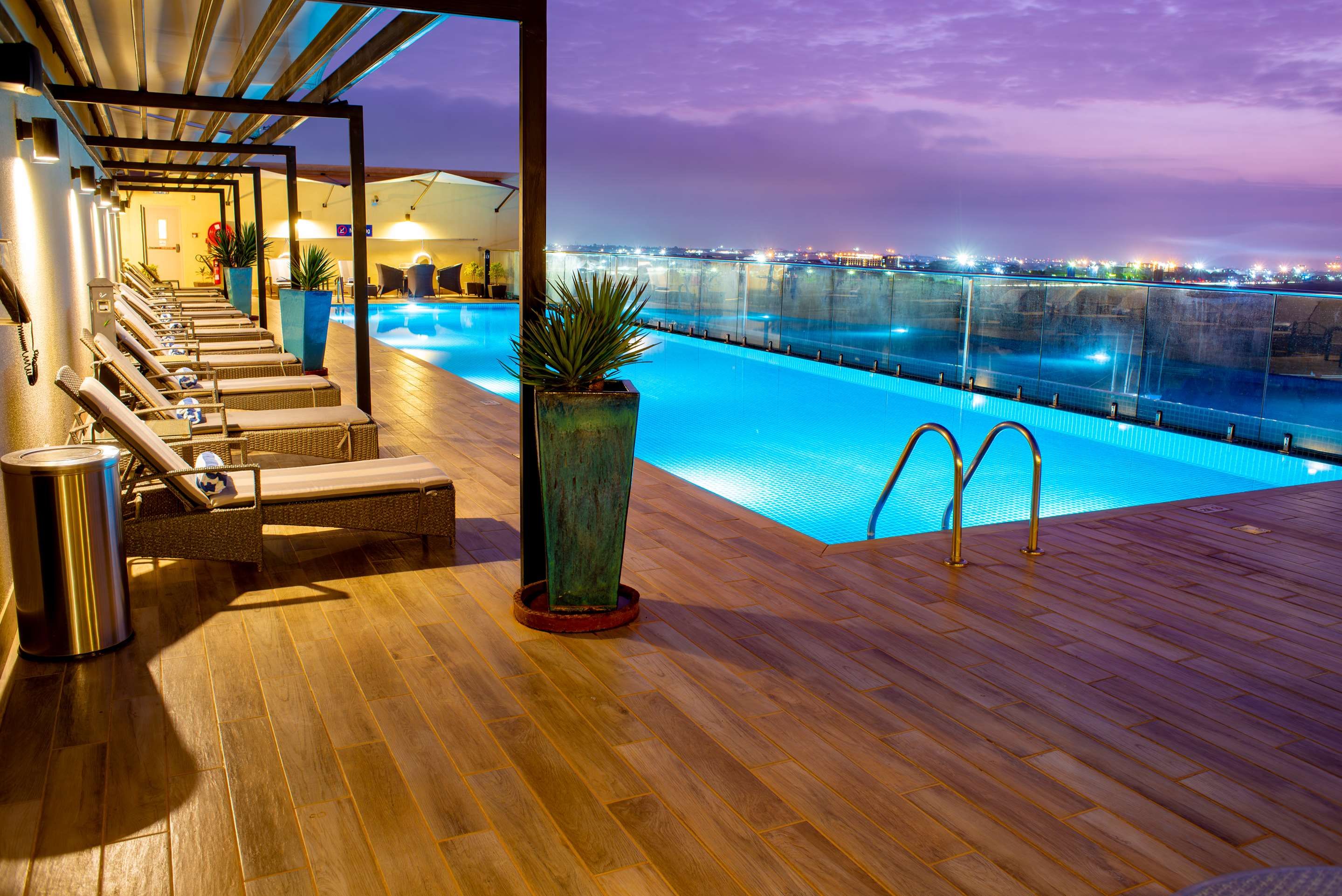 حوض السباحة