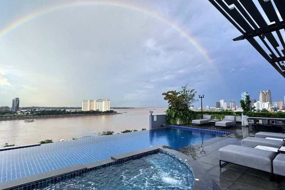 حوض السباحة