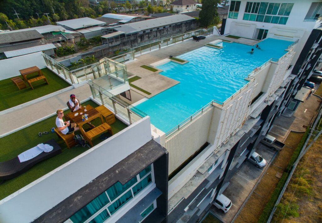 حوض السباحة