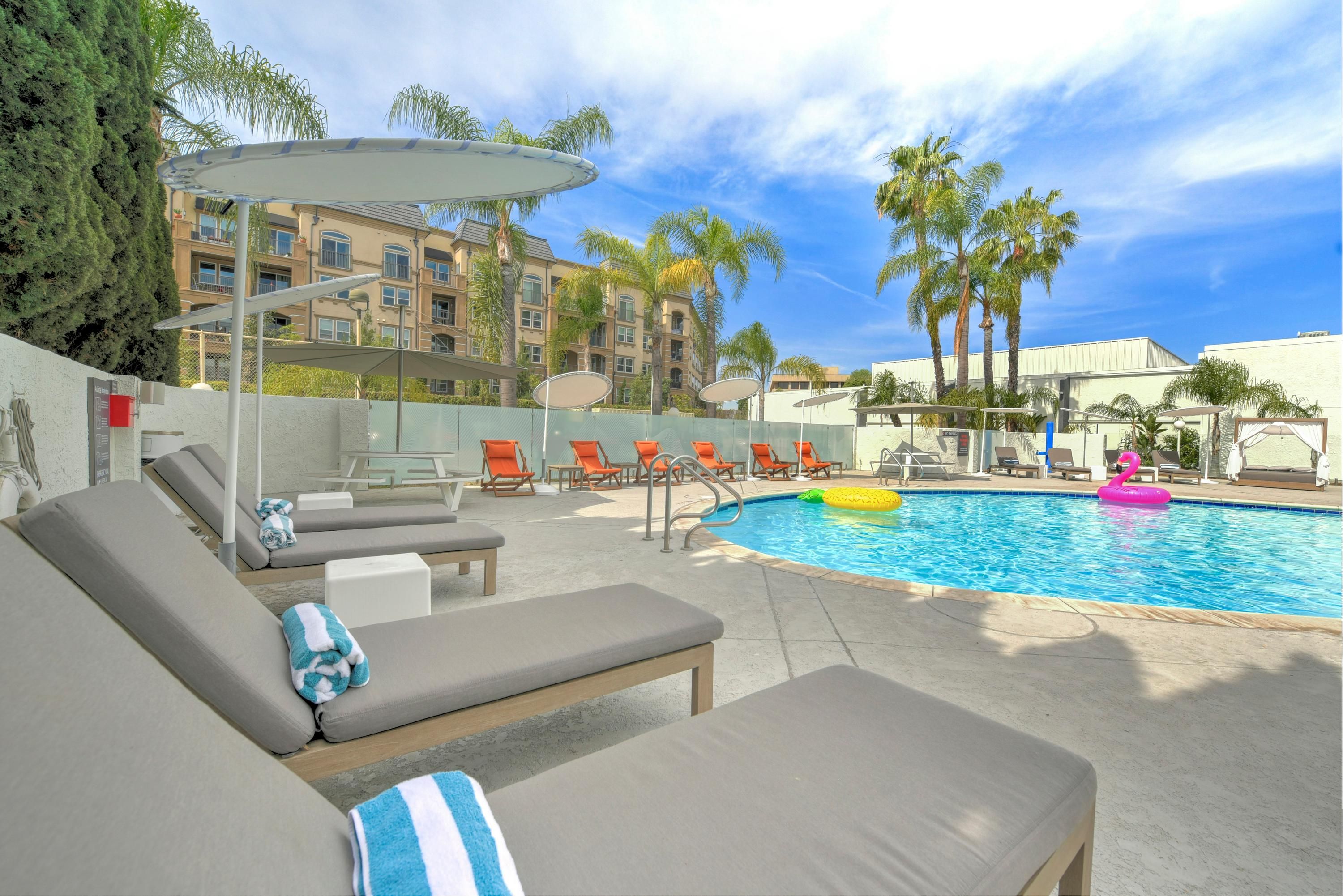 حوض السباحة