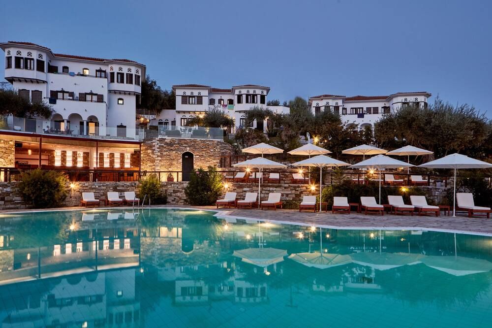 حوض السباحة