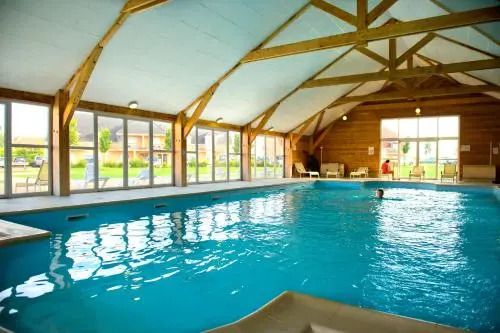 حوض السباحة