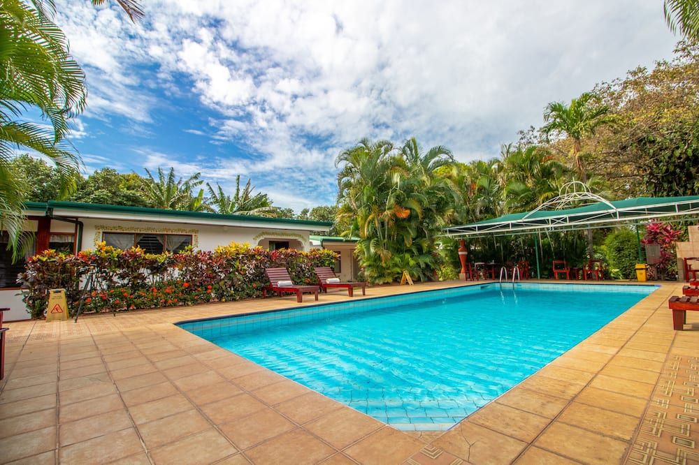 حوض السباحة