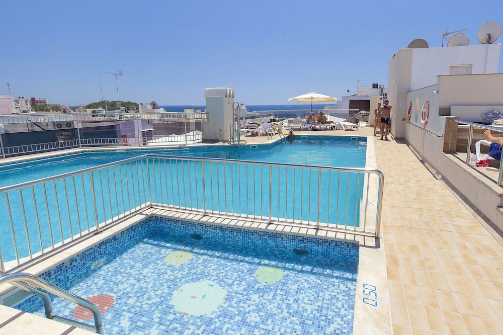 حوض السباحة