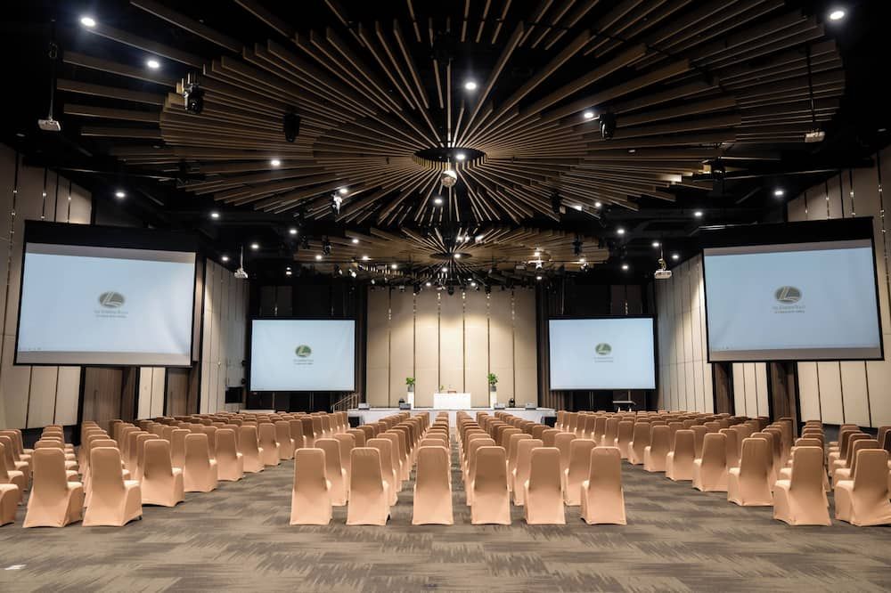 حوض السباحة