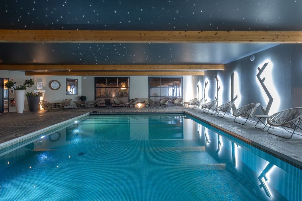 حوض السباحة