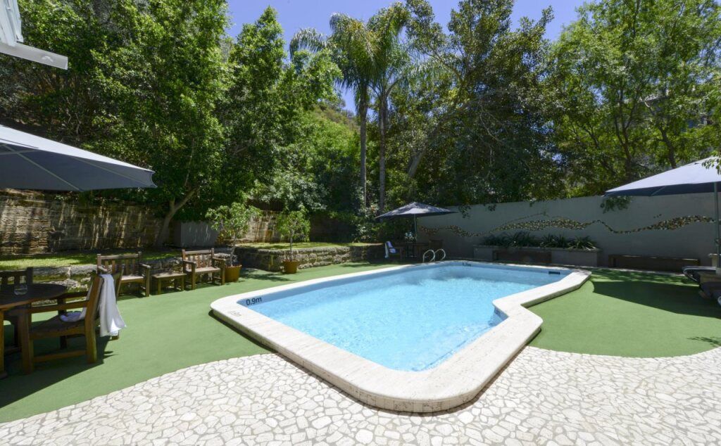 حوض السباحة