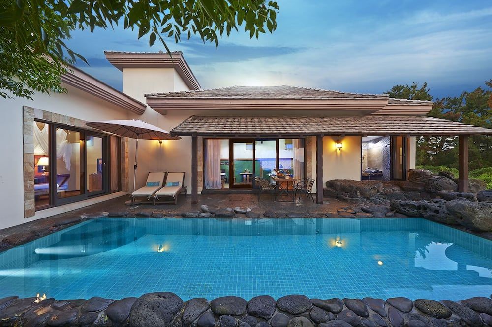 حوض السباحة