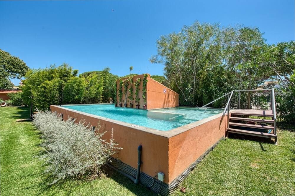 حوض السباحة