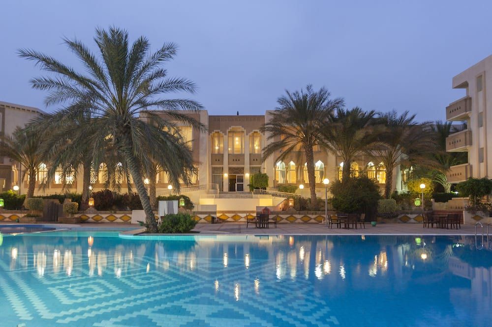 حوض السباحة