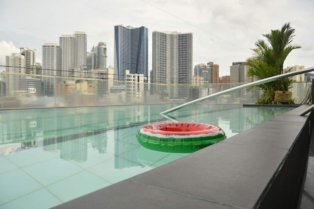 حوض السباحة