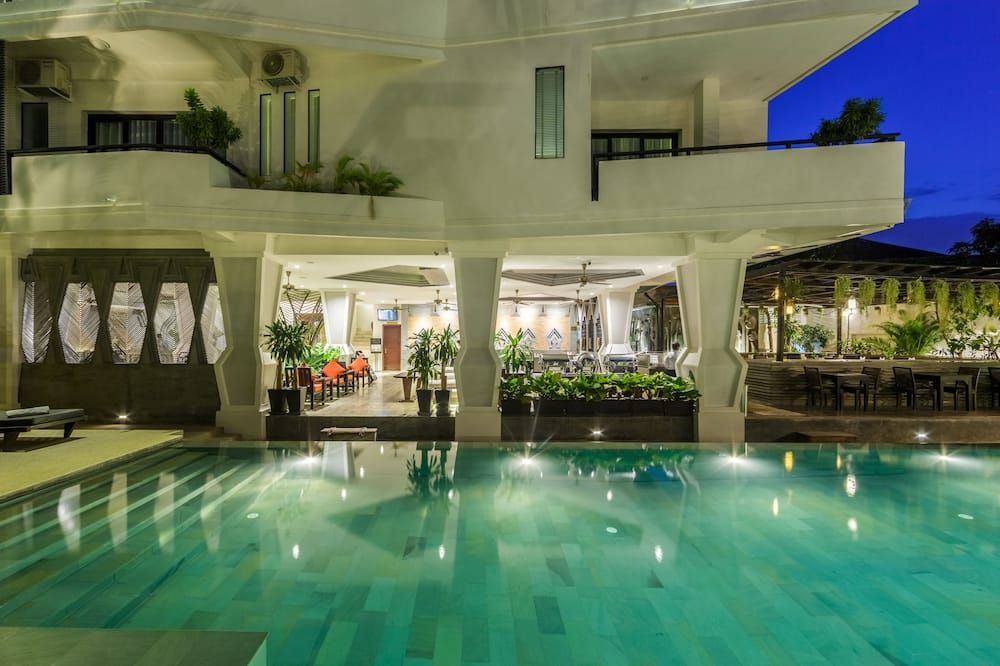 حوض السباحة