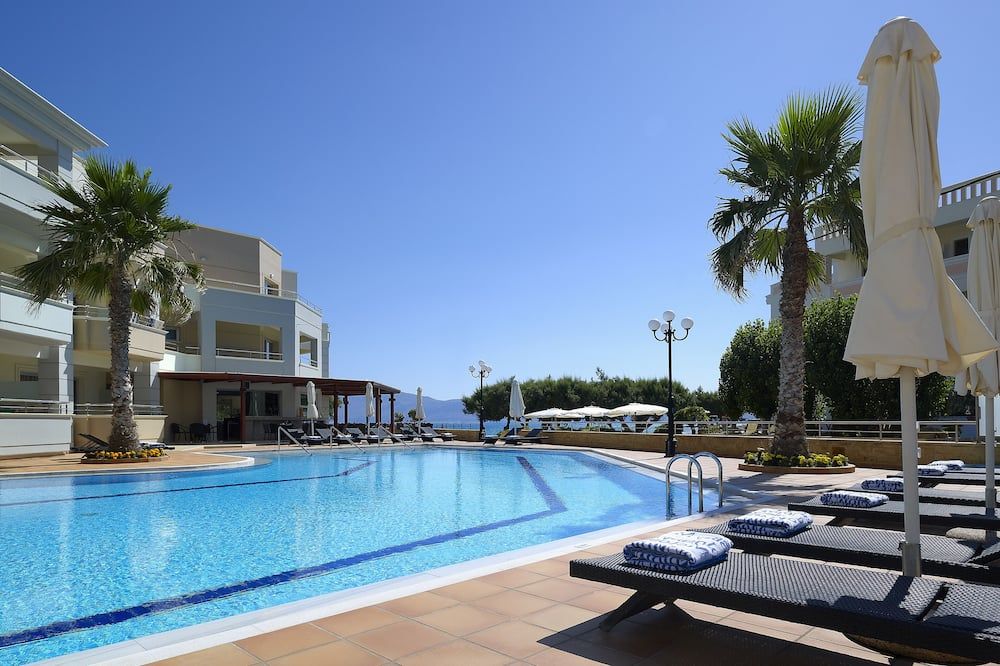 حوض السباحة