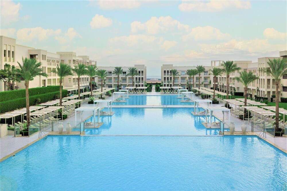 حوض السباحة