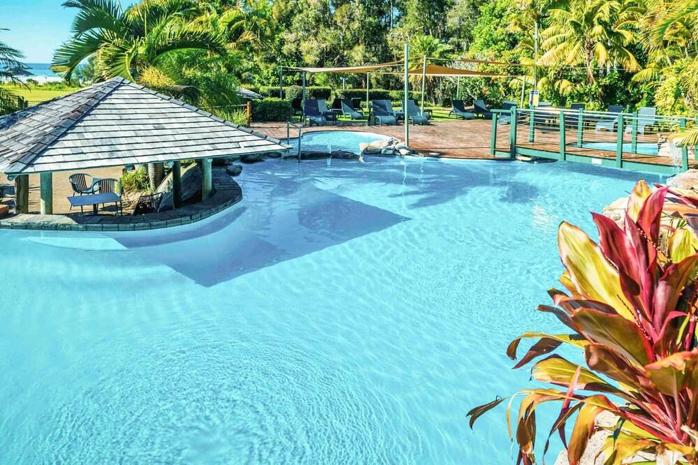 حوض السباحة