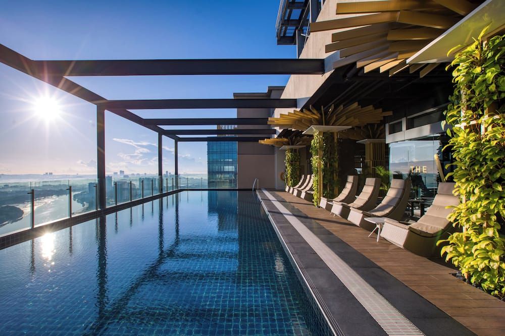 حوض السباحة