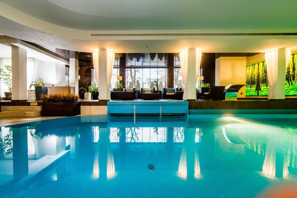 حوض السباحة