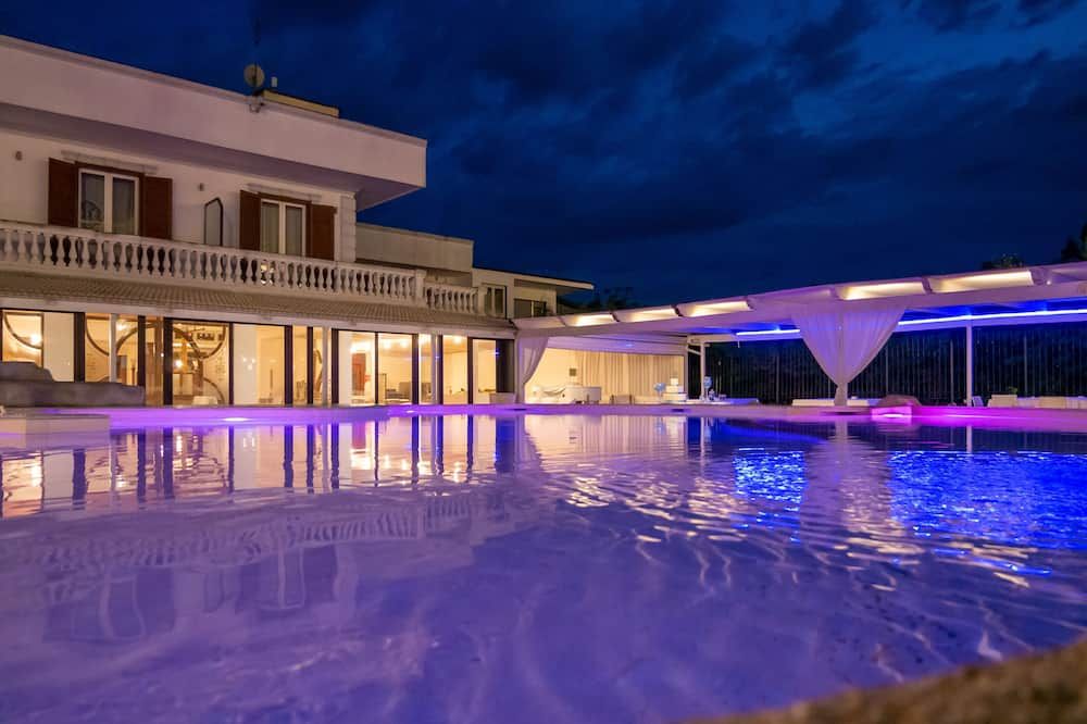 حوض السباحة