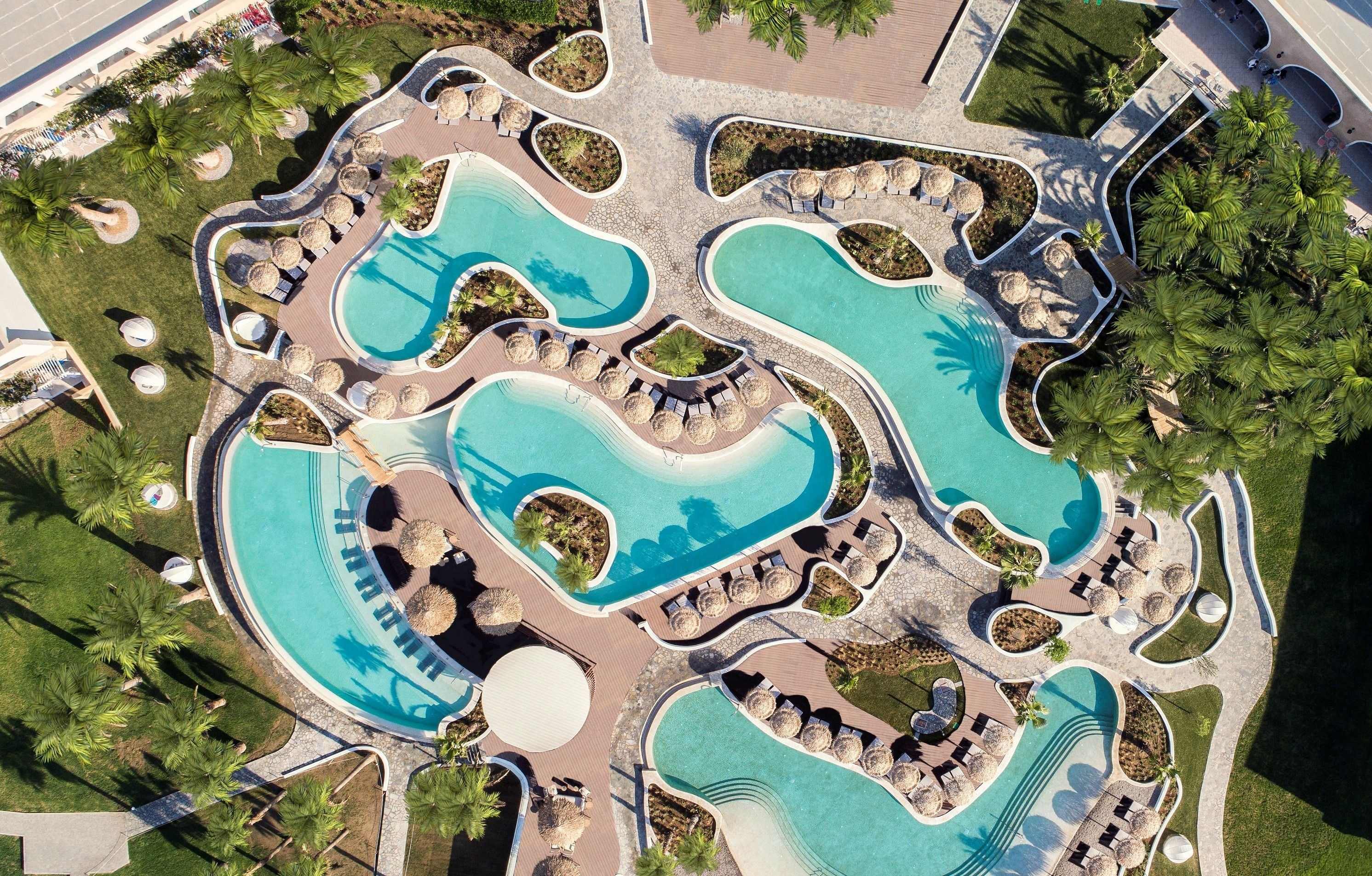 حوض السباحة