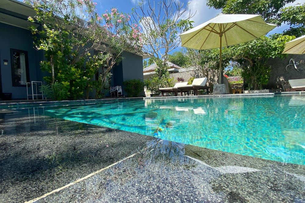 حوض السباحة