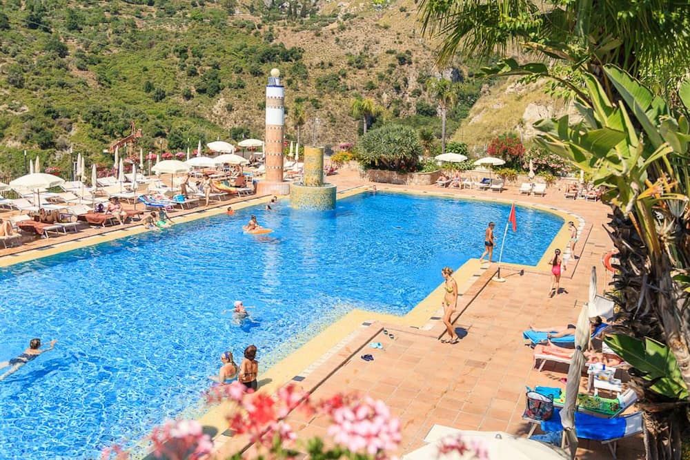 حوض السباحة