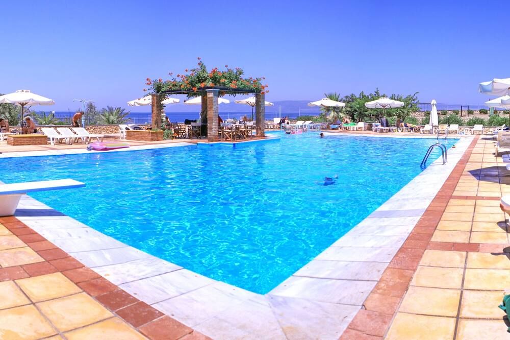 حوض السباحة