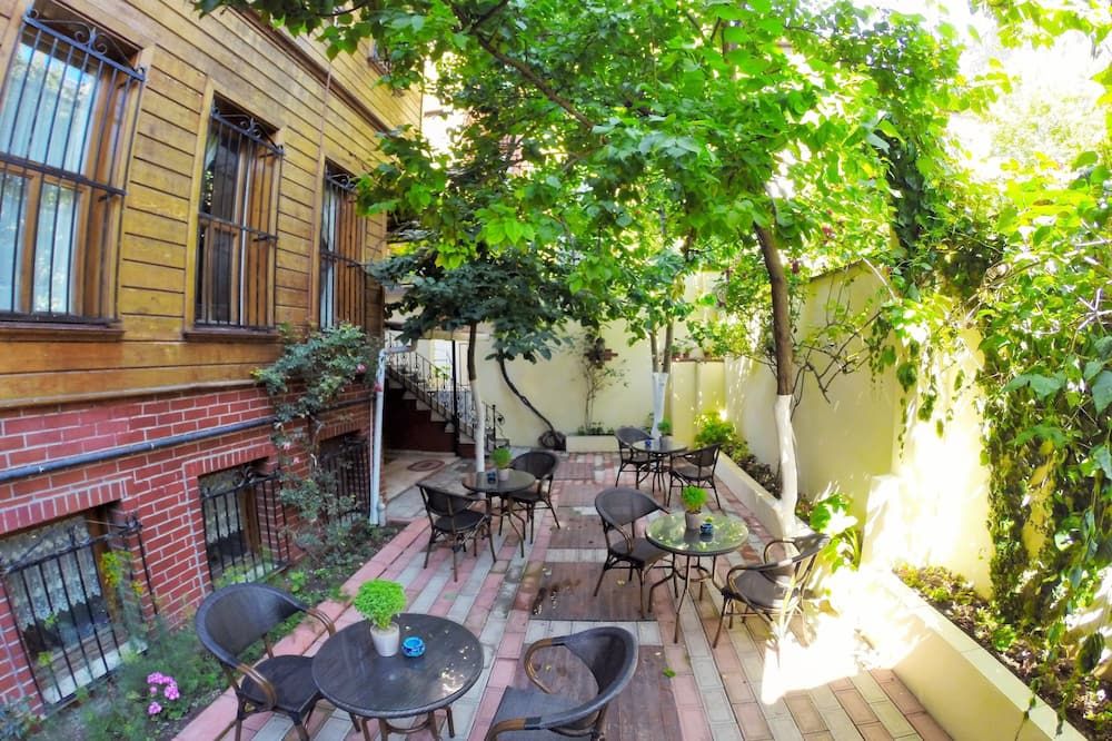 شرفة مرصوفة