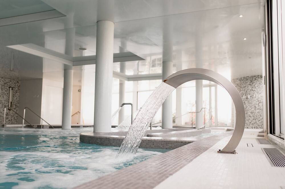 حوض السباحة