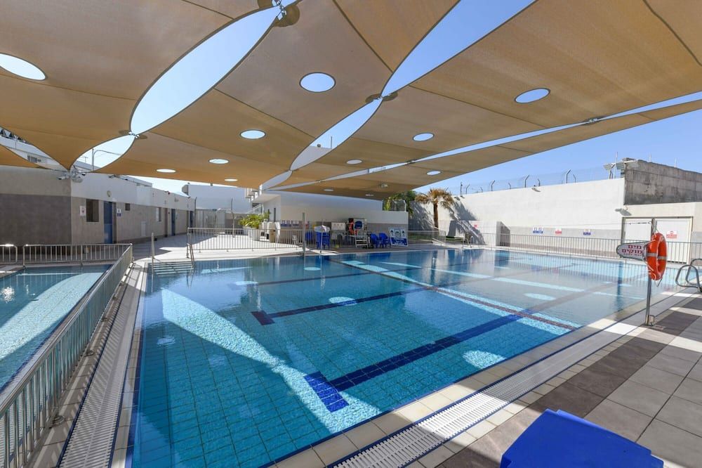 حوض السباحة