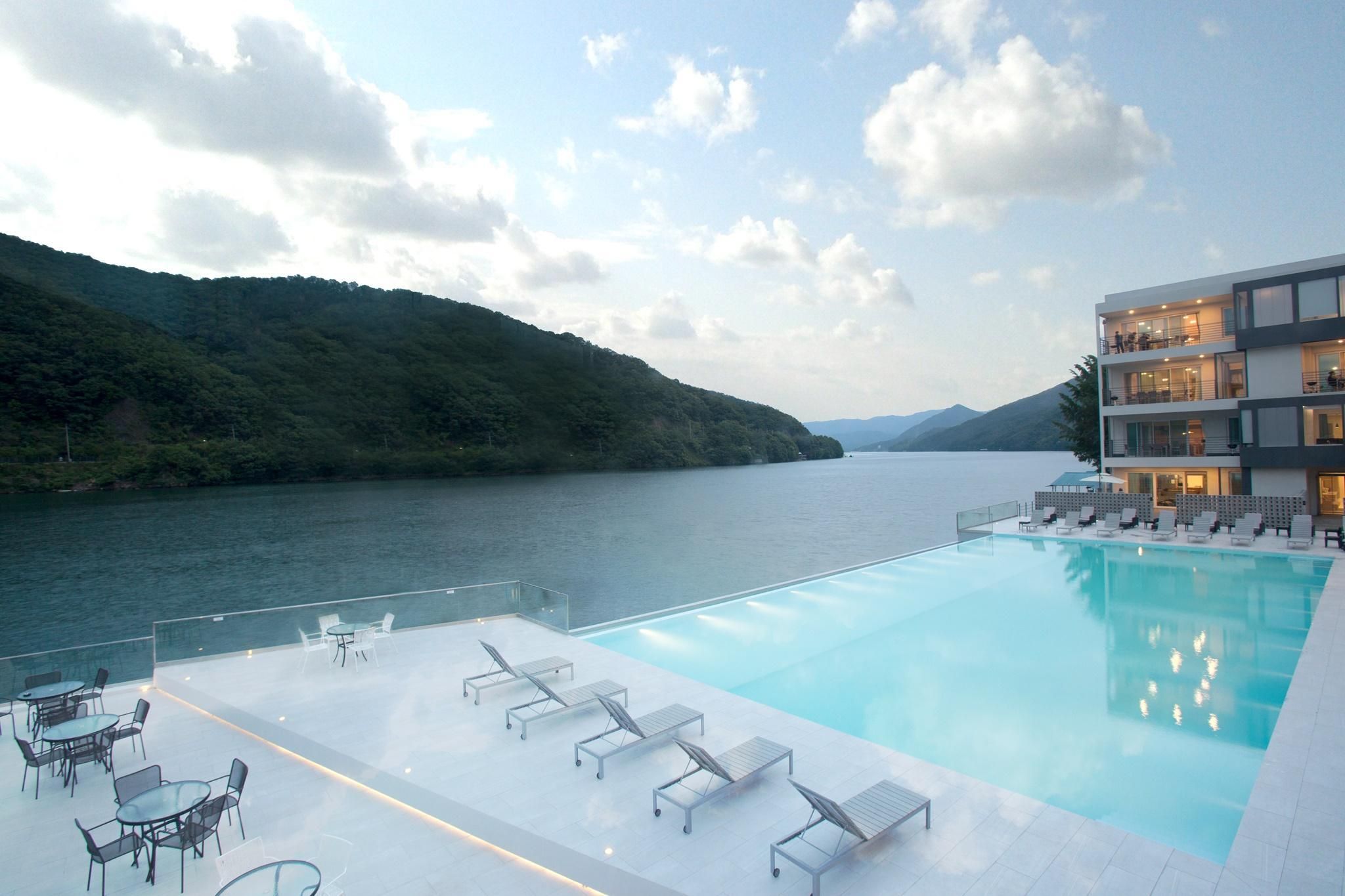 حوض السباحة