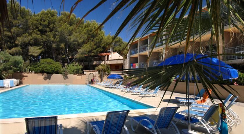 حوض السباحة