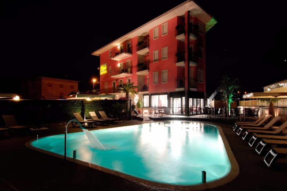 حوض السباحة صورة