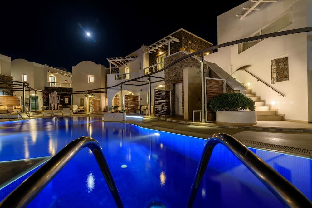 حوض السباحة