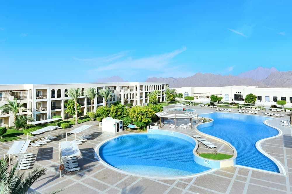 حوض السباحة