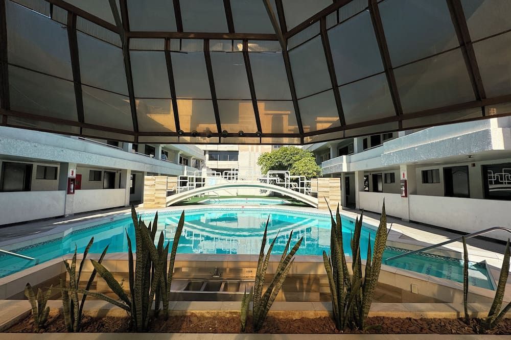 حوض السباحة