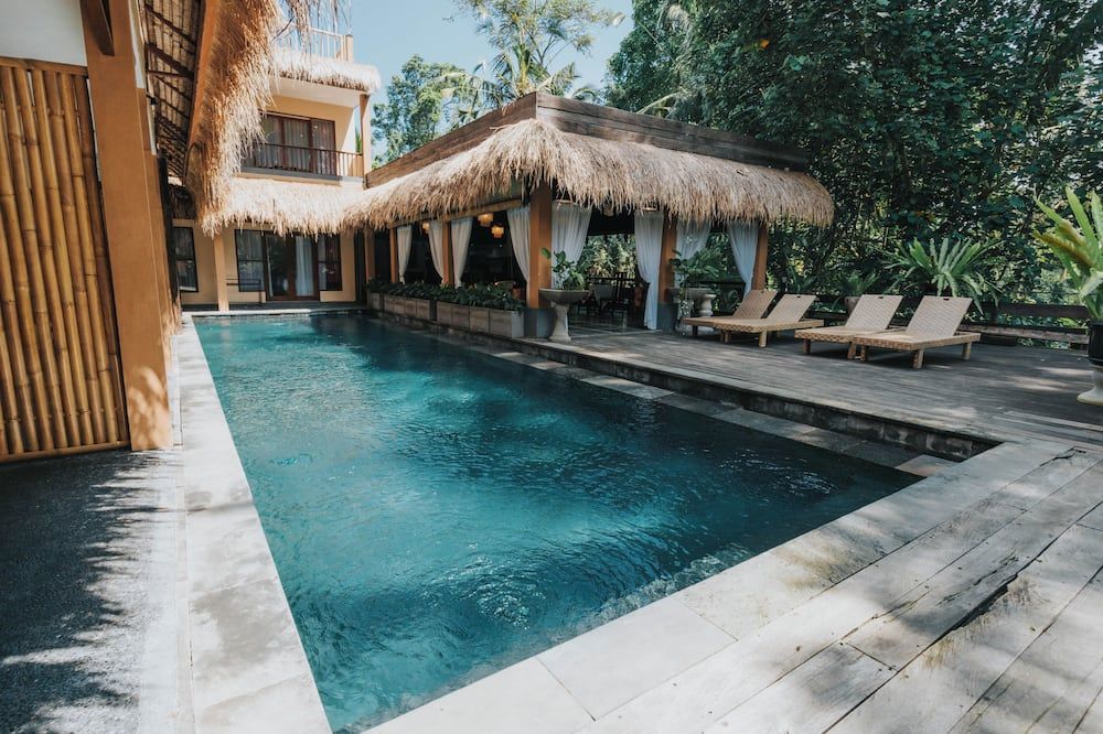 حوض السباحة