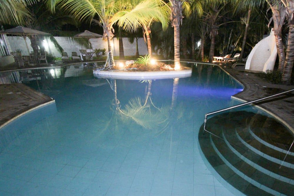 حوض السباحة