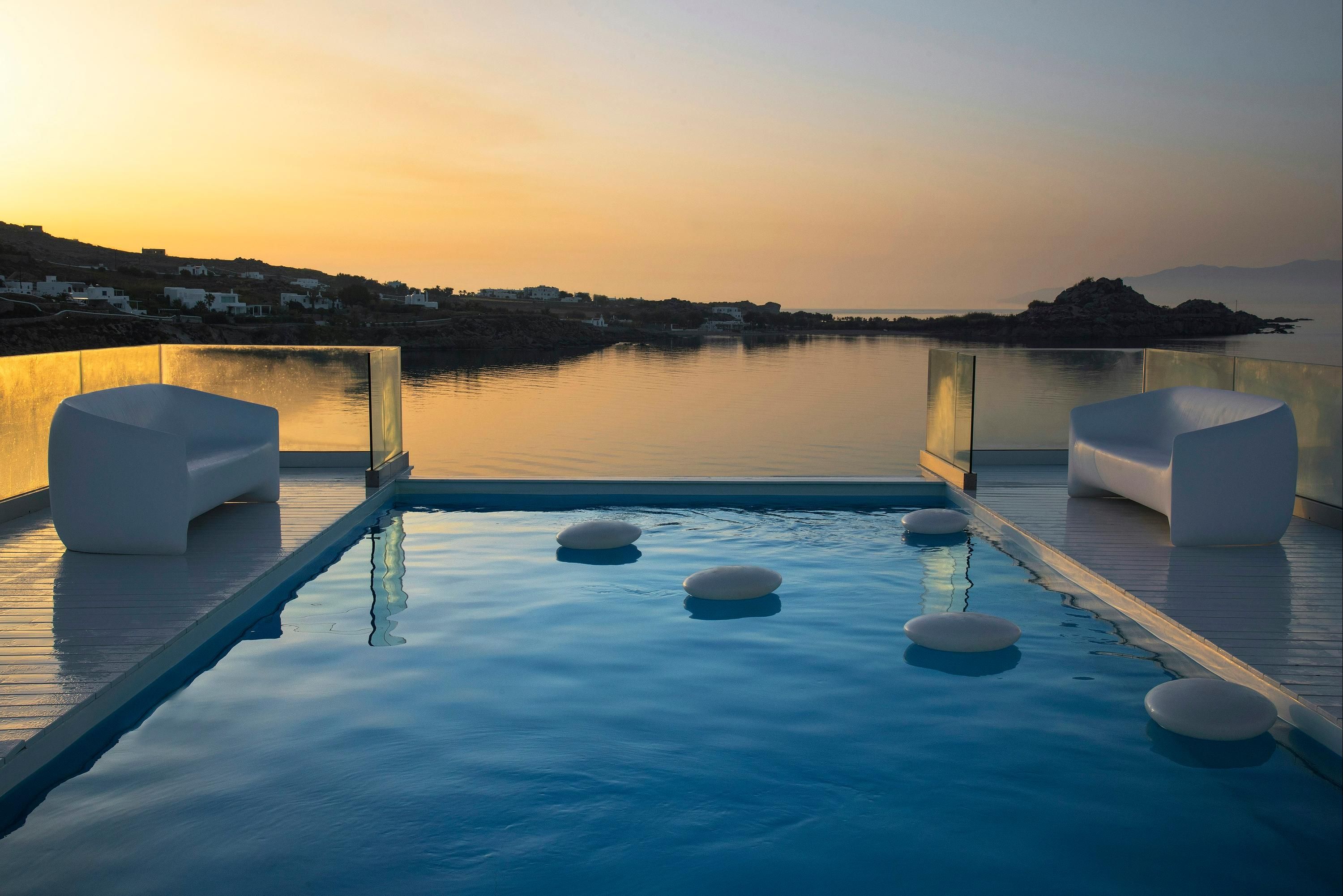 حوض السباحة