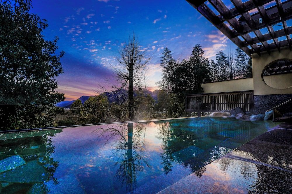 حوض السباحة