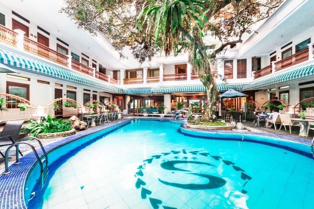 حوض السباحة