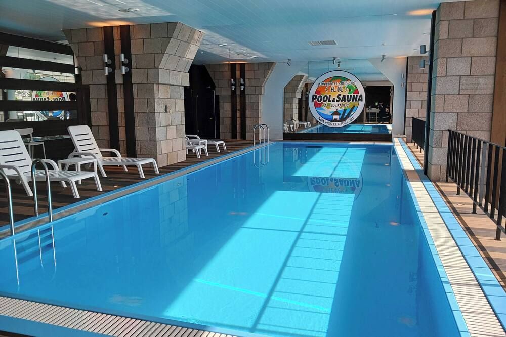 حوض السباحة