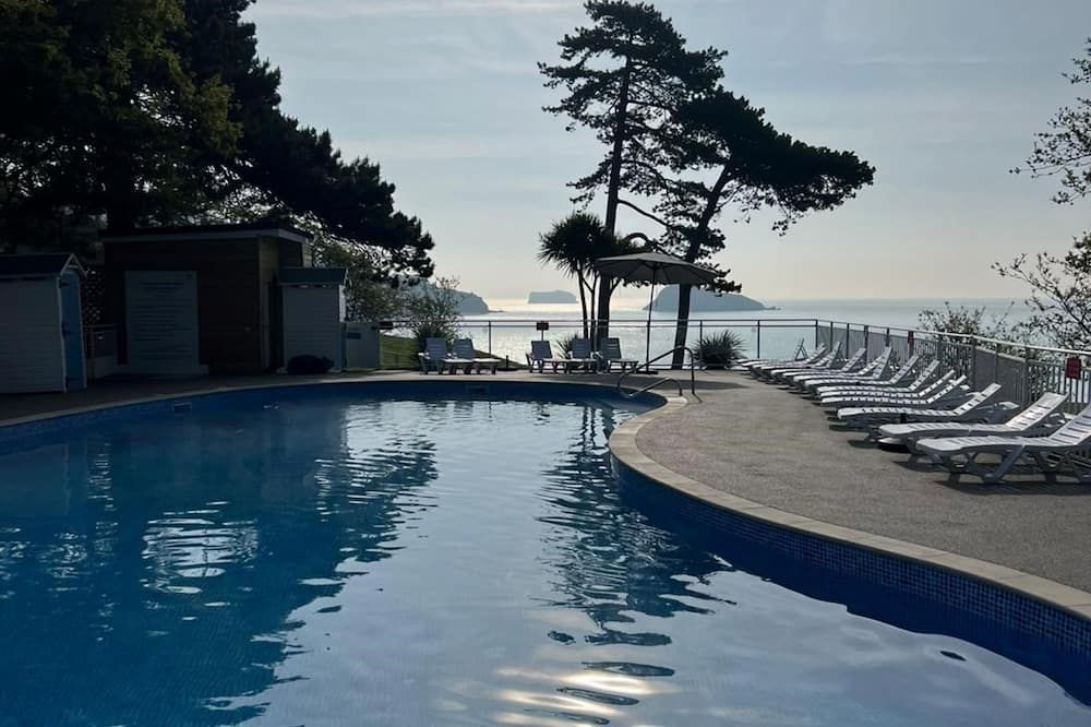 حوض السباحة