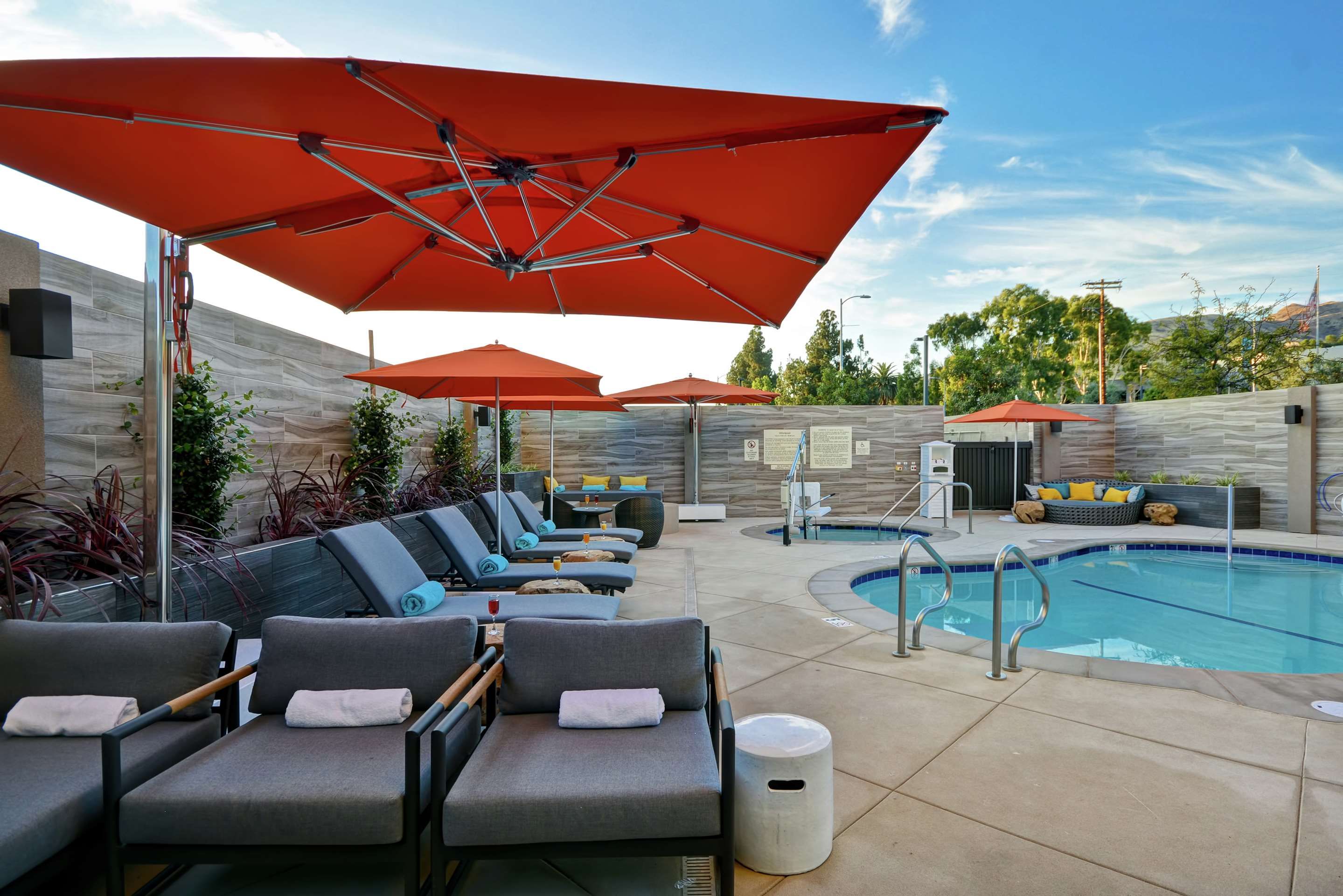 حوض السباحة