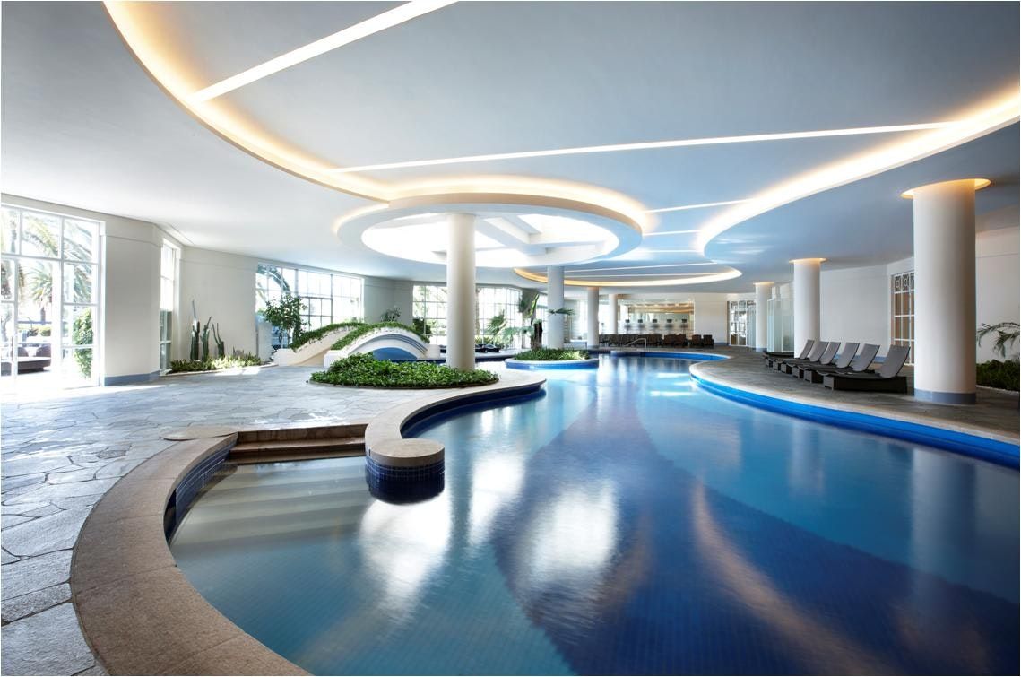 حوض السباحة