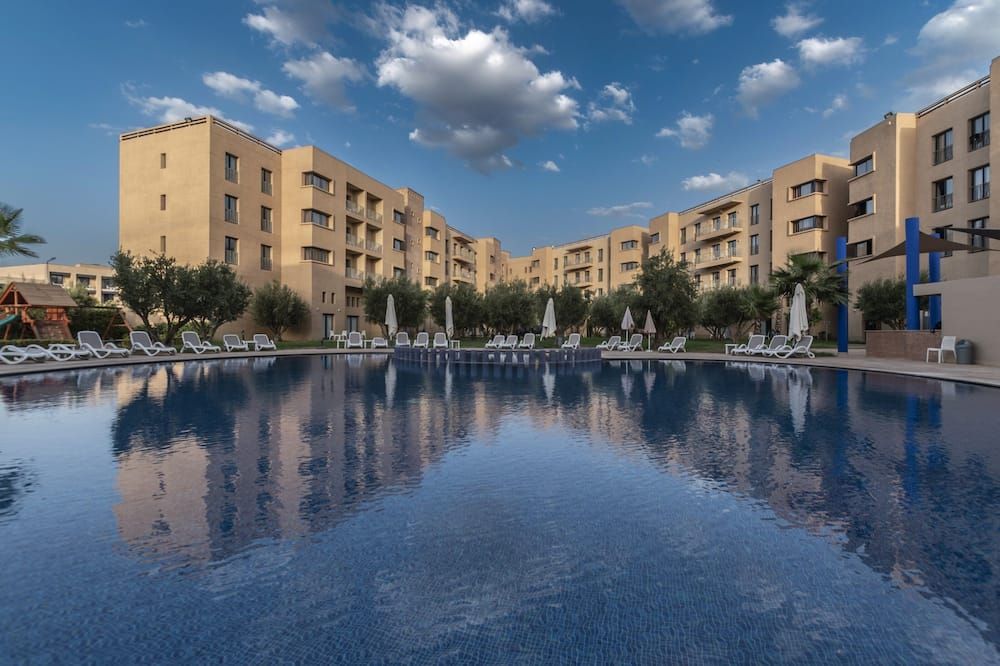 حوض السباحة