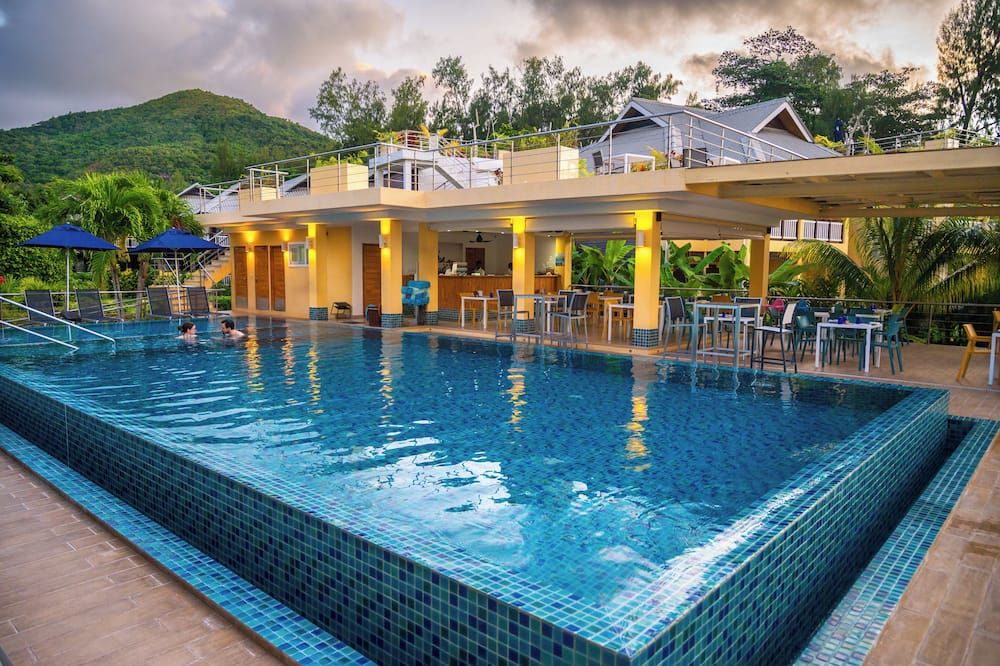 حوض السباحة صورة