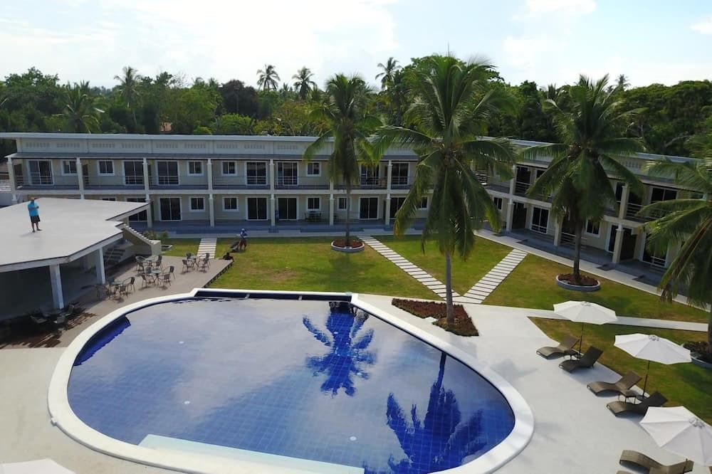 حوض السباحة